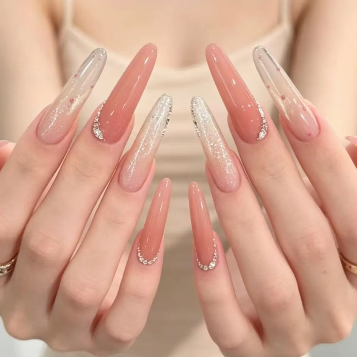 Dekorative Stiletto Nagelerweiterungen mit Strassakzenten