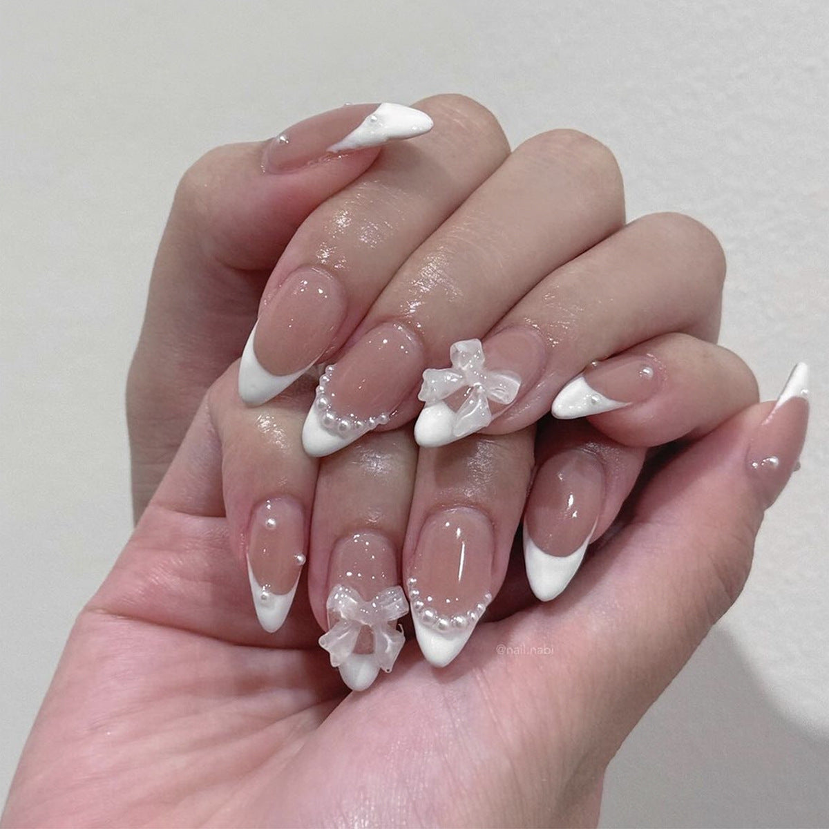 Kunstnagelset mit luxuriösen Verzierungen und funkelnden Details Brehn