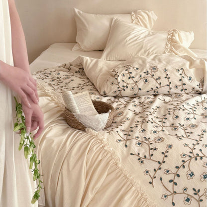 Bettwäsche-Garnitur mit floraler Stickdecke gerafftem Volant und Baumwollstruktur