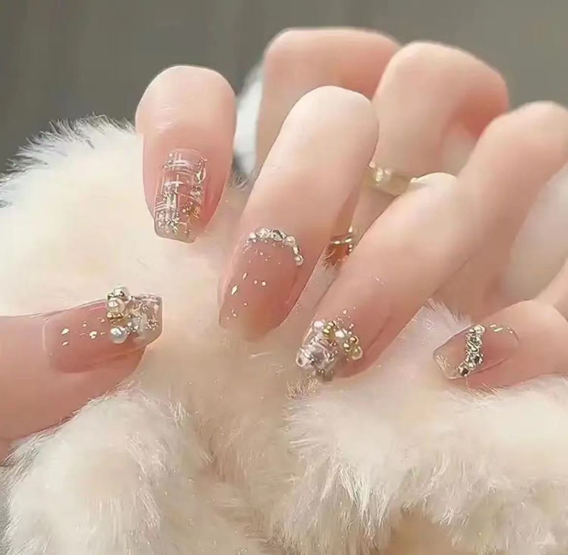 Elegante Nail Art mit Glitzer und Strass Brehn