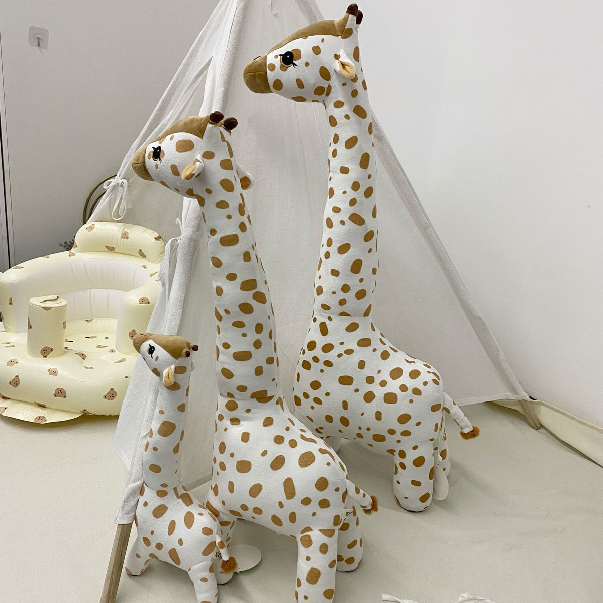 Handgemachte Leinenkaninchenpuppe mit kariertem Baumwollkleid