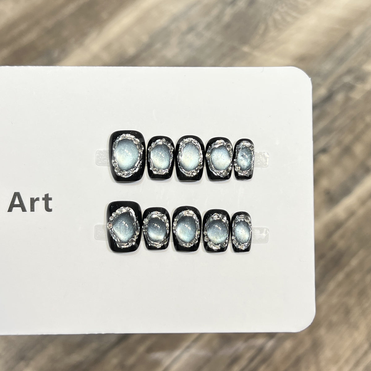 Glamouröse Press-On Nail Art Set mit Silberakzenten Brehn
