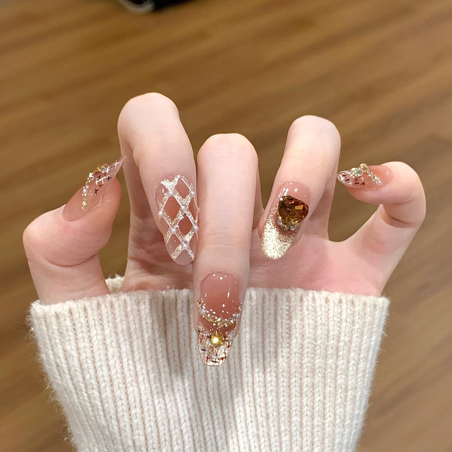 Glamouröse Kunstnägel mit Glitzer- und Herzdesign Brehn