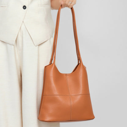 Skulptierte Dreiecks-Boden Schultertasche mit verlängerten doppelten Trägern
