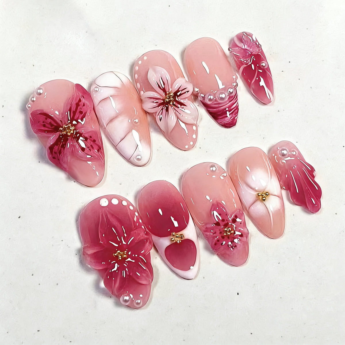 Kreatives Kunstnagelset mit floralen Akzenten Brehn
