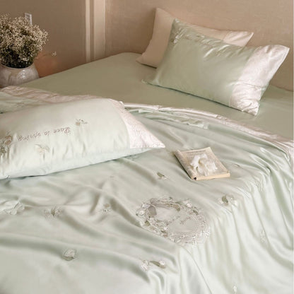Satin-Bettwäsche-Garnitur mit feiner Schmetterlings-Stickerei, besticktem Mittelfeld und Hotelverschluss Brehn