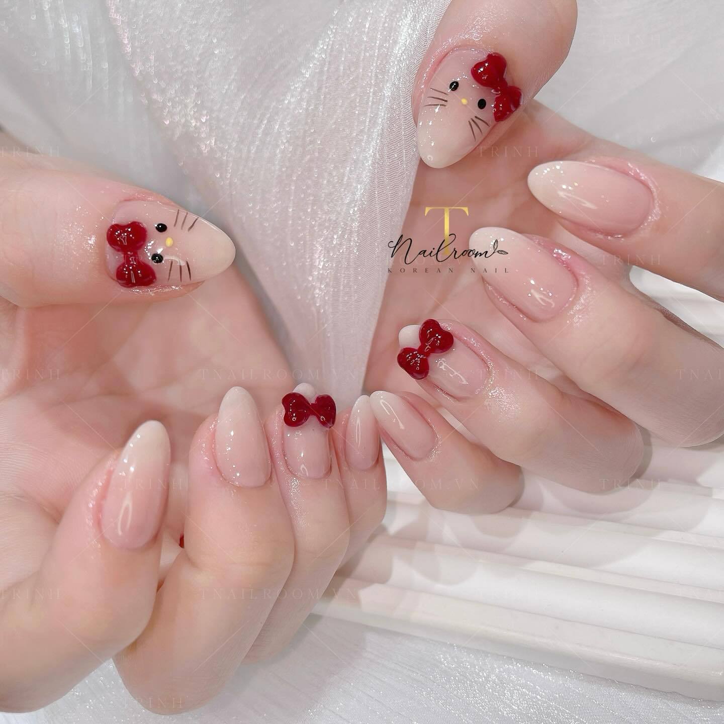 Künstlerisches Press-On-Nagelset mit Blumen- und Herzdesigns Brehn