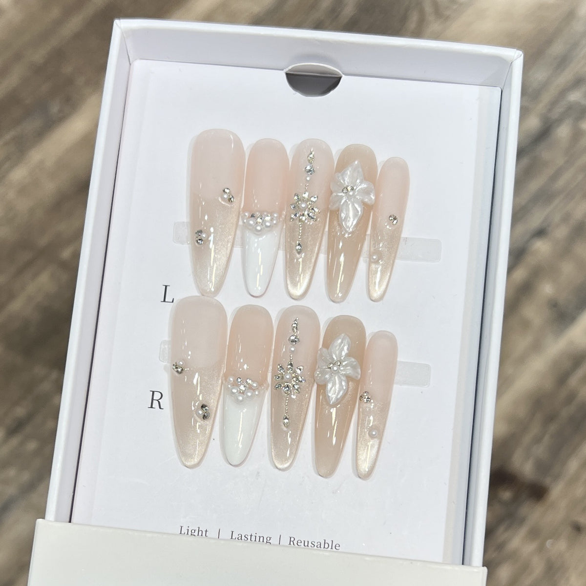 Ausgefallenes Press-On-Nageldesign Brehn