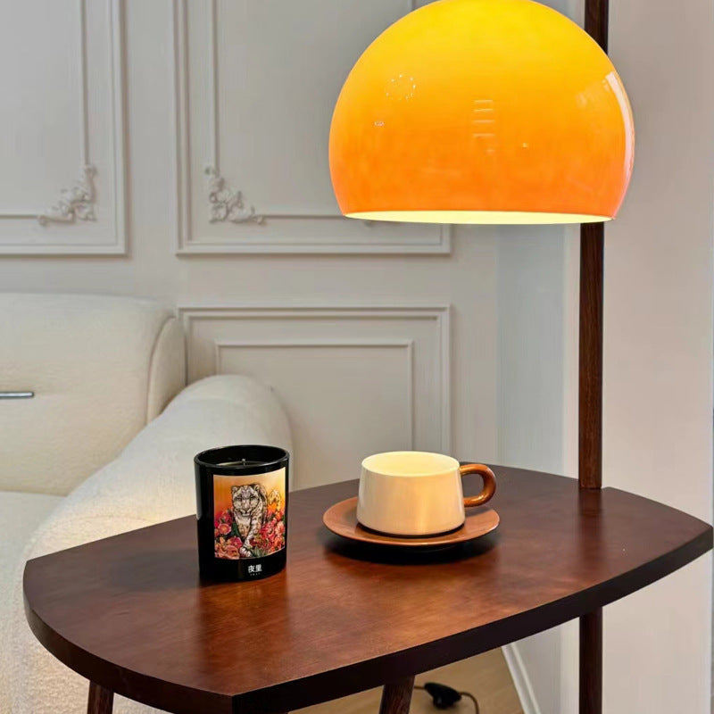 Moderner minimalistischer Stehlampe mit integriertem Beistelltisch