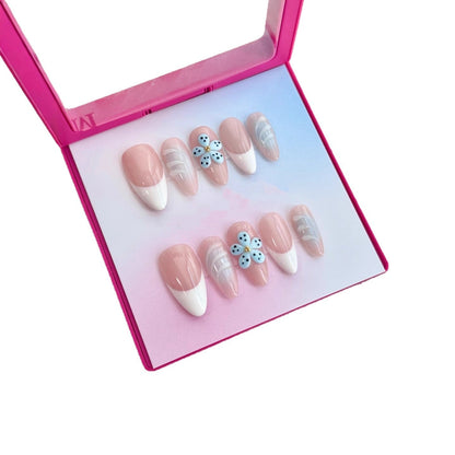 Dekoratives Press-On Nagelkunst-Set mit floralen und Nageldesign-Akzenten