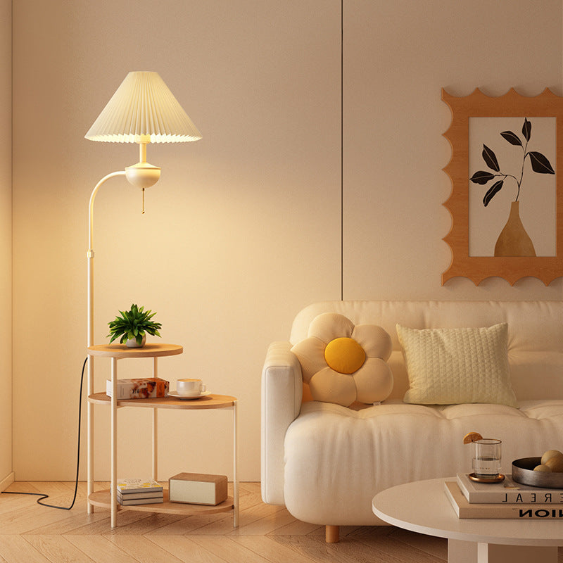 Multifunktionale Stehlampe mit integriertem Beistelltisch