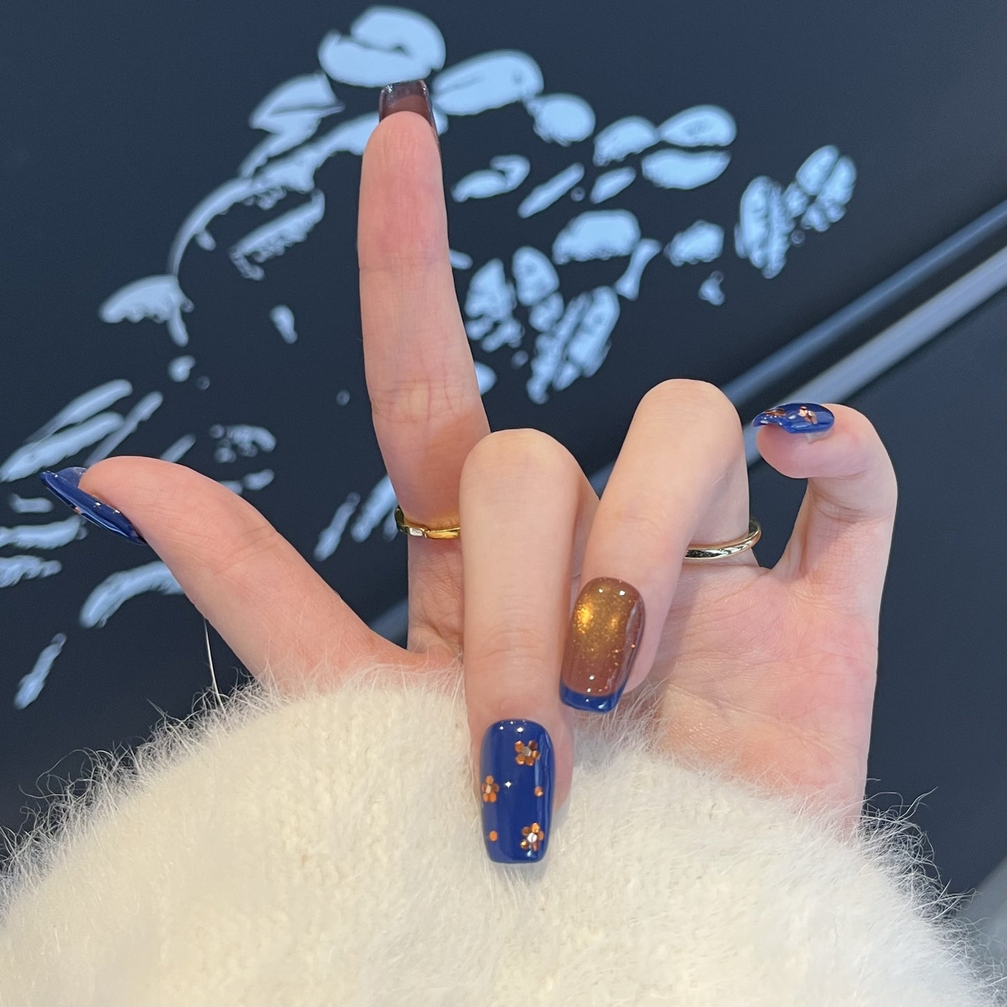 Dekoratives Press-On Nagelkunstset mit Glitzer und floralen Akzenten Brehn