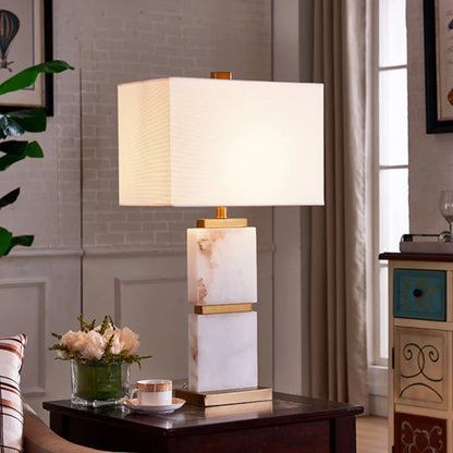 Moderne dekorative Tischlampe mit Marmorfuß und elegantem Schirm