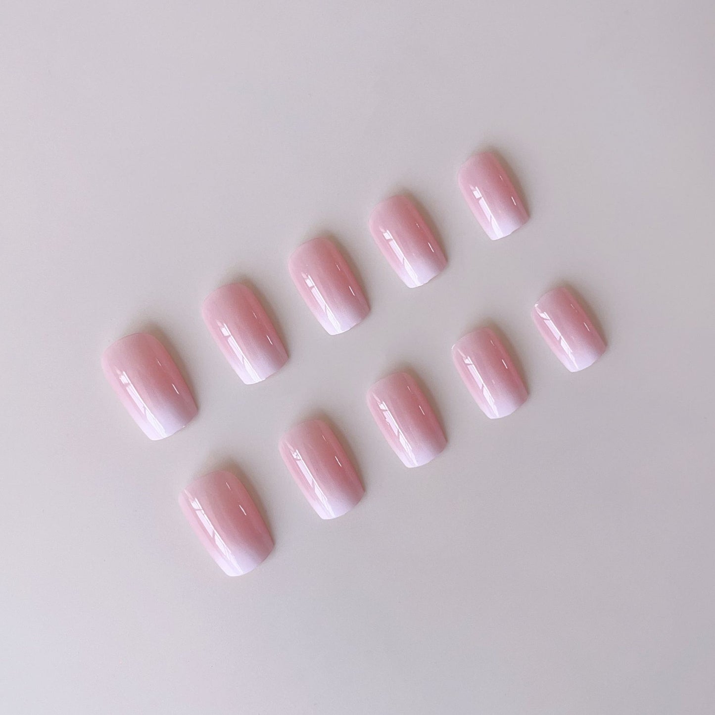 Kunstnagelset mit eleganten Ombre-Design und Glitzerakzenten Brehn