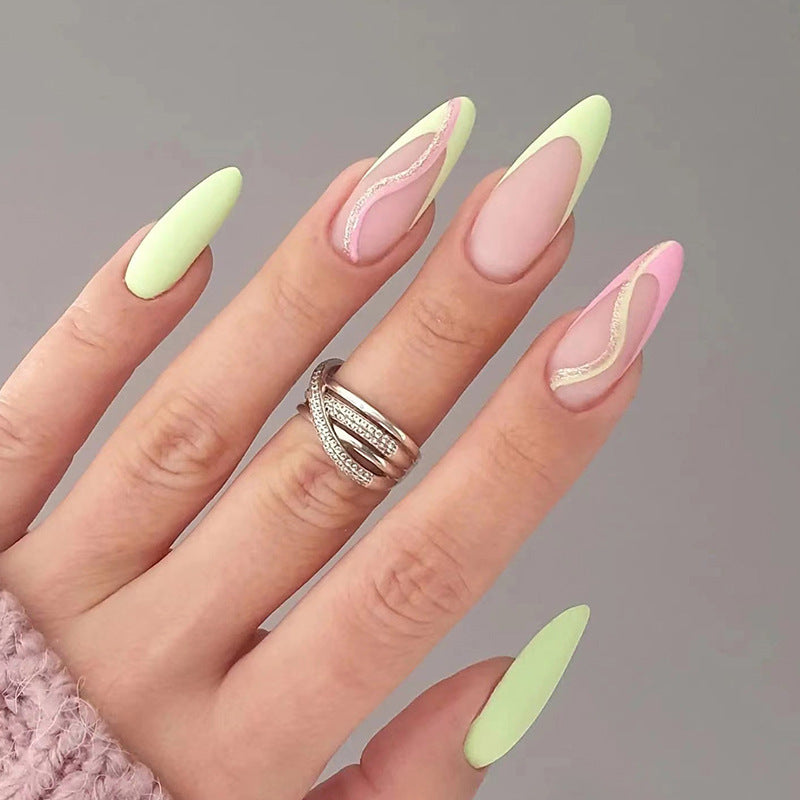 Stylische Kunstnägel mit elegantem Wellenmuster und mattem Finish Brehn
