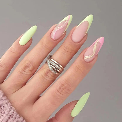 Stylische Kunstnägel mit elegantem Wellenmuster und mattem Finish Brehn