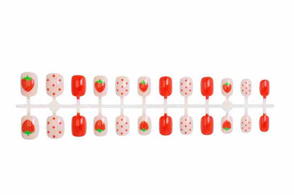 Kunstnagelset mit süßen Erdbeer- und Punkte-Designs Brehn