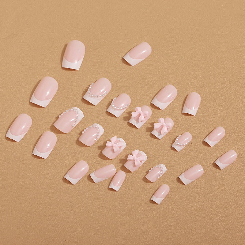 Künstliche Nagelspitzen mit eleganten Schleifen und Perlenverzierungen Brehn