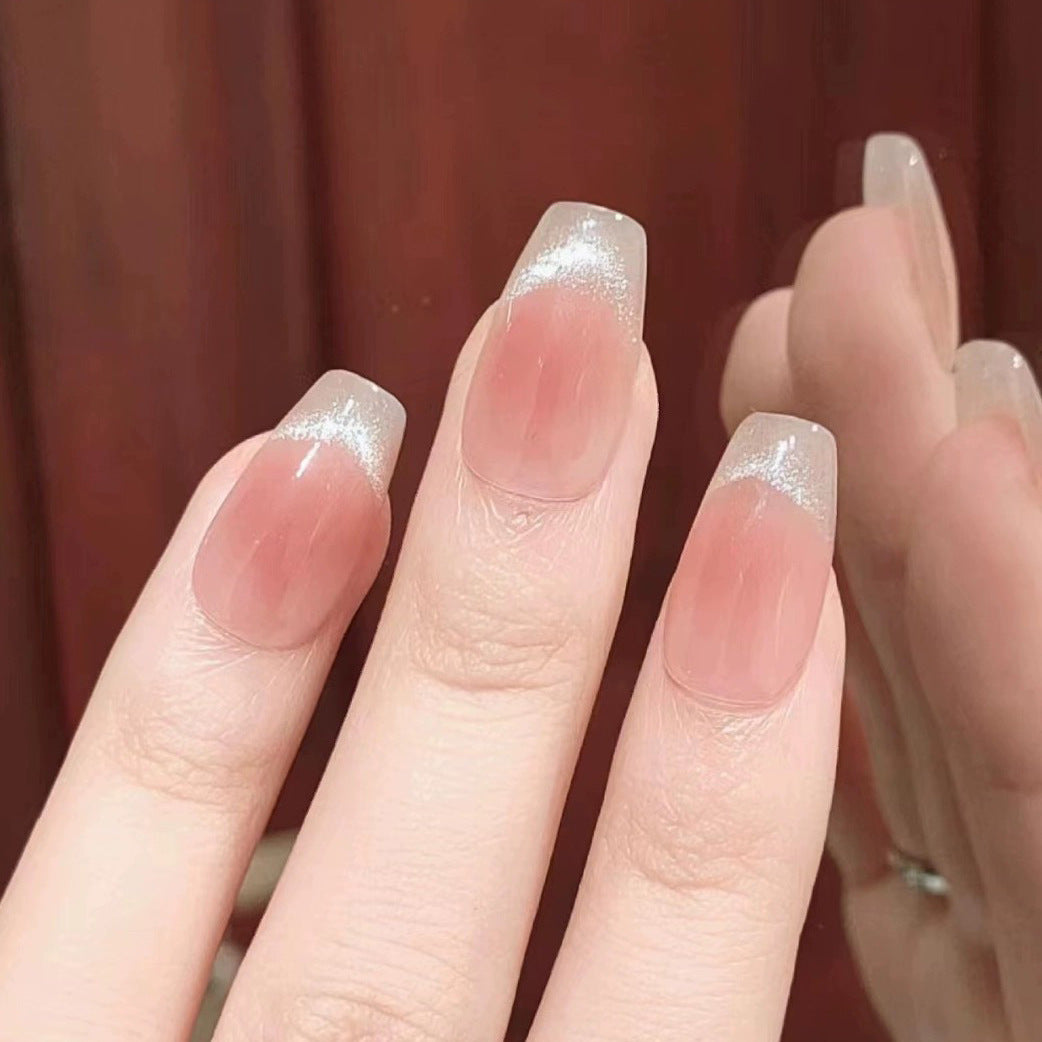 Kunstnagelset mit elegantem French-Design und funkelnden Akzenten Brehn