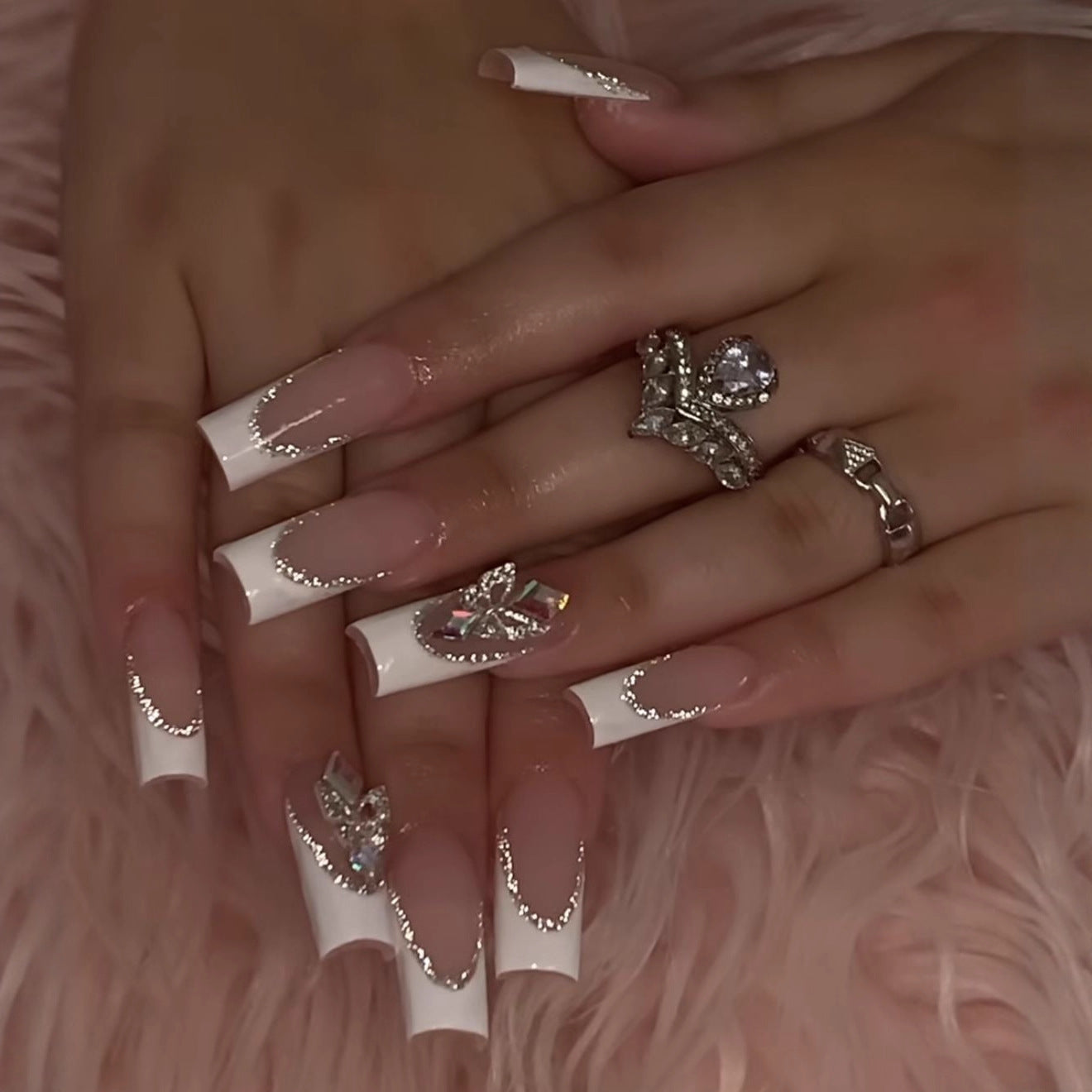 Kunstnagelset mit eleganten Strass- und modernen Spitzenverzierungen Brehn