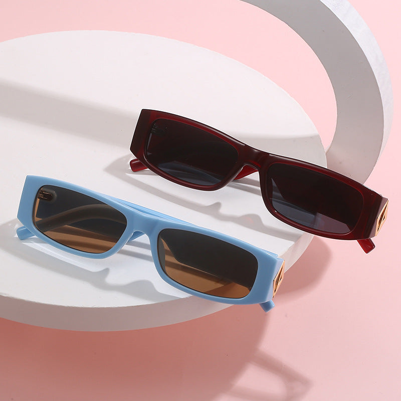 Damen modische Sonnenbrille mit asymmetrischem Rahmen und goldfarbenen Details Brehn