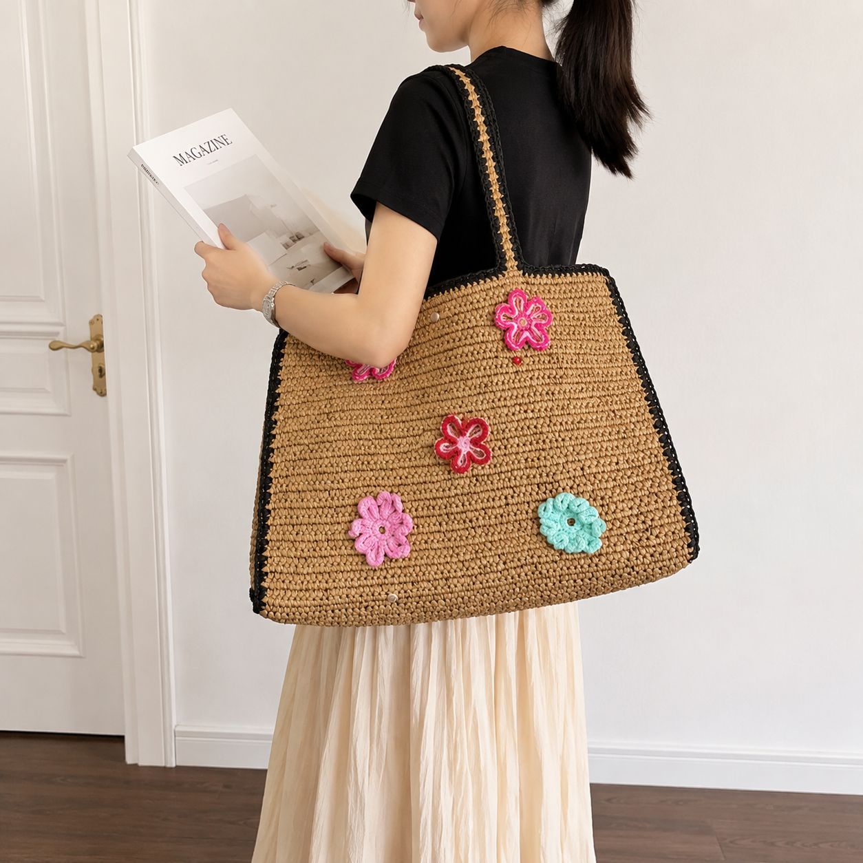 Handgefertigte Basttasche mit Blütenapplikationen Brehn