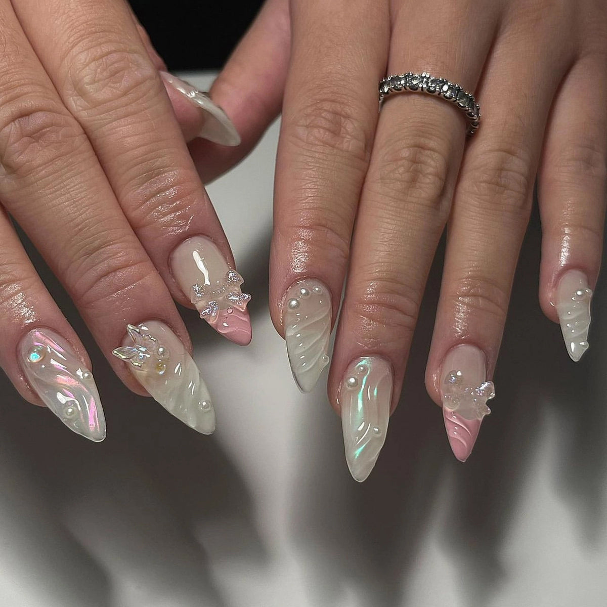 Kunstvolle Stiletto-Nägel mit Glitzer- und Schmetterlingsdesign Brehn
