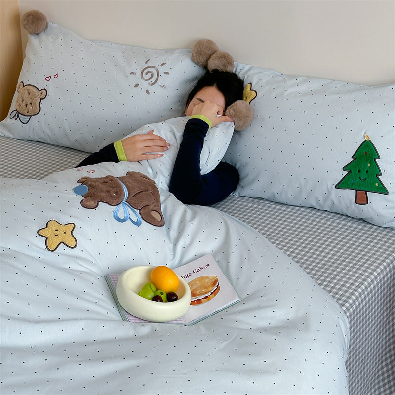Kinder-Bettwäschegarnitur aus Baumwollsatin mit 3D-Teddy-Applikationen und Bommel-Ecken