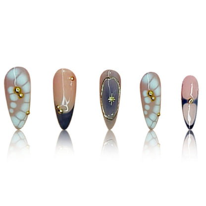 Premium Künstlerische Stiletto Press-On Nägel mit Goldakzenten Brehn