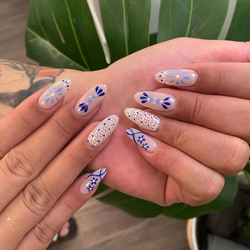 Kunstvolle Nagelspitzen mit Blumenmotiv Brehn