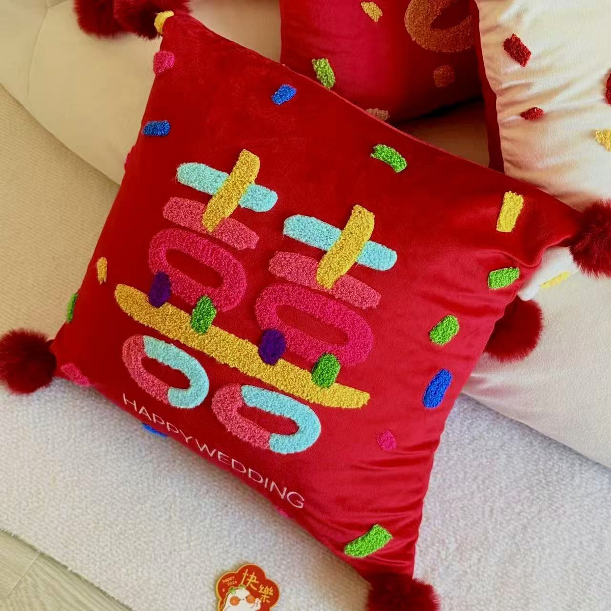 Buntes Chenille-geplüschtes quadratisches Wurfkissen mit plüschigen Pom-Pom-Ecken und abnehmbarem Einsatz