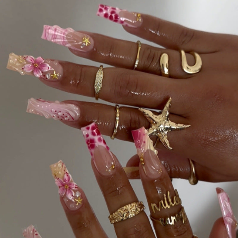 Kunstnägel mit eleganten Blumen- und Glitzermotiven Brehn