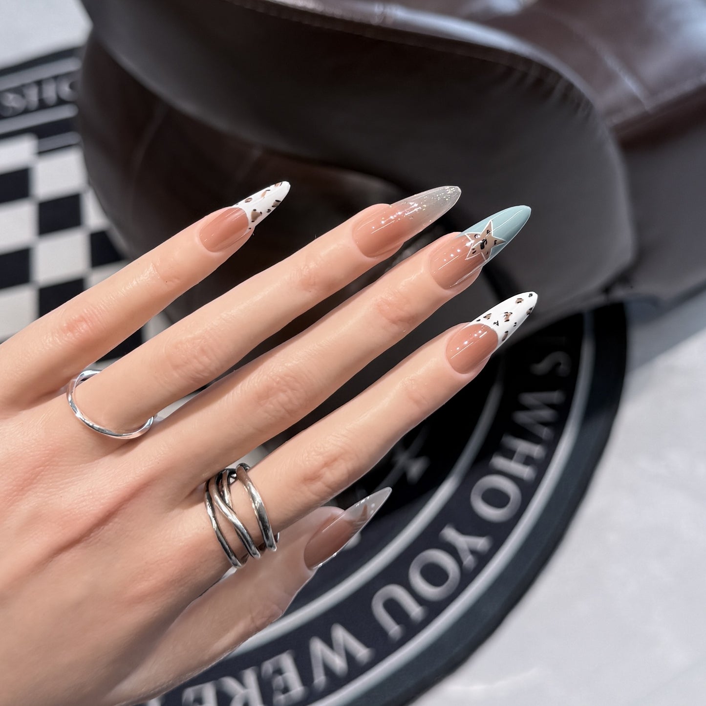 Elegantes Stiletto Press-On Nagelset mit künstlerischen Akzenten Brehn