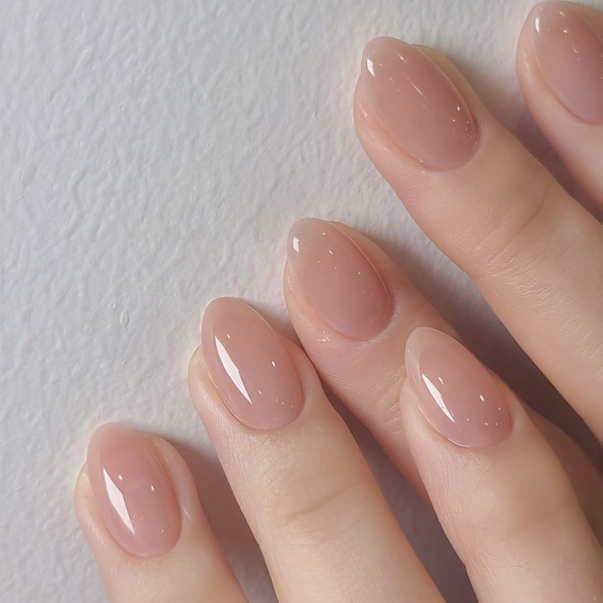 Künstliche Nagelkunst mit verspielten Punkten und Schleifen Brehn