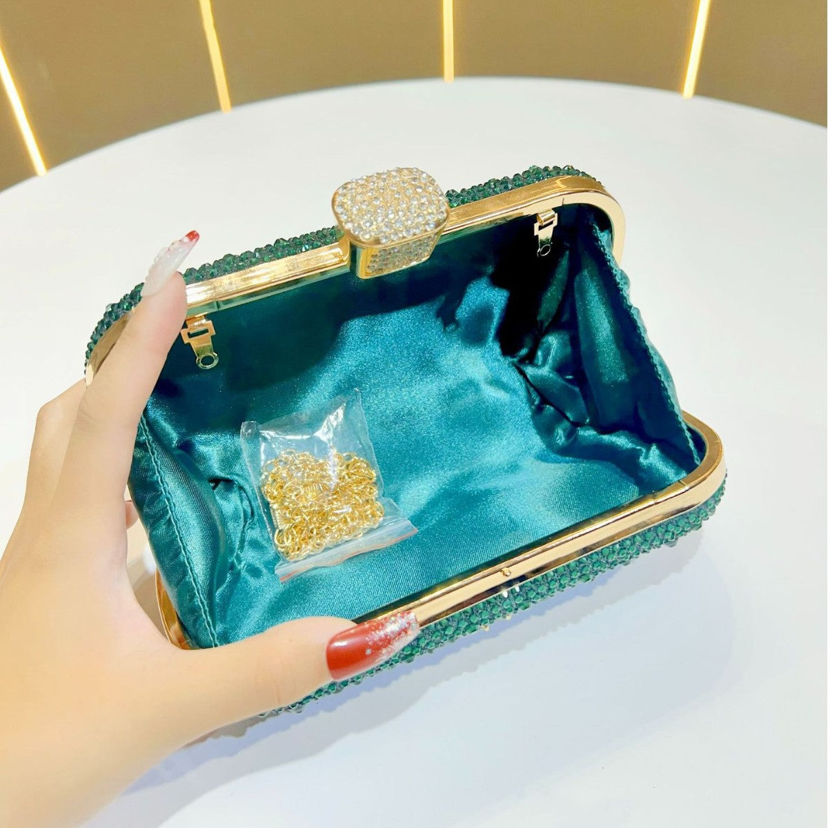 Dekorative mit Edelsteinen besetzte Abend-Clutch