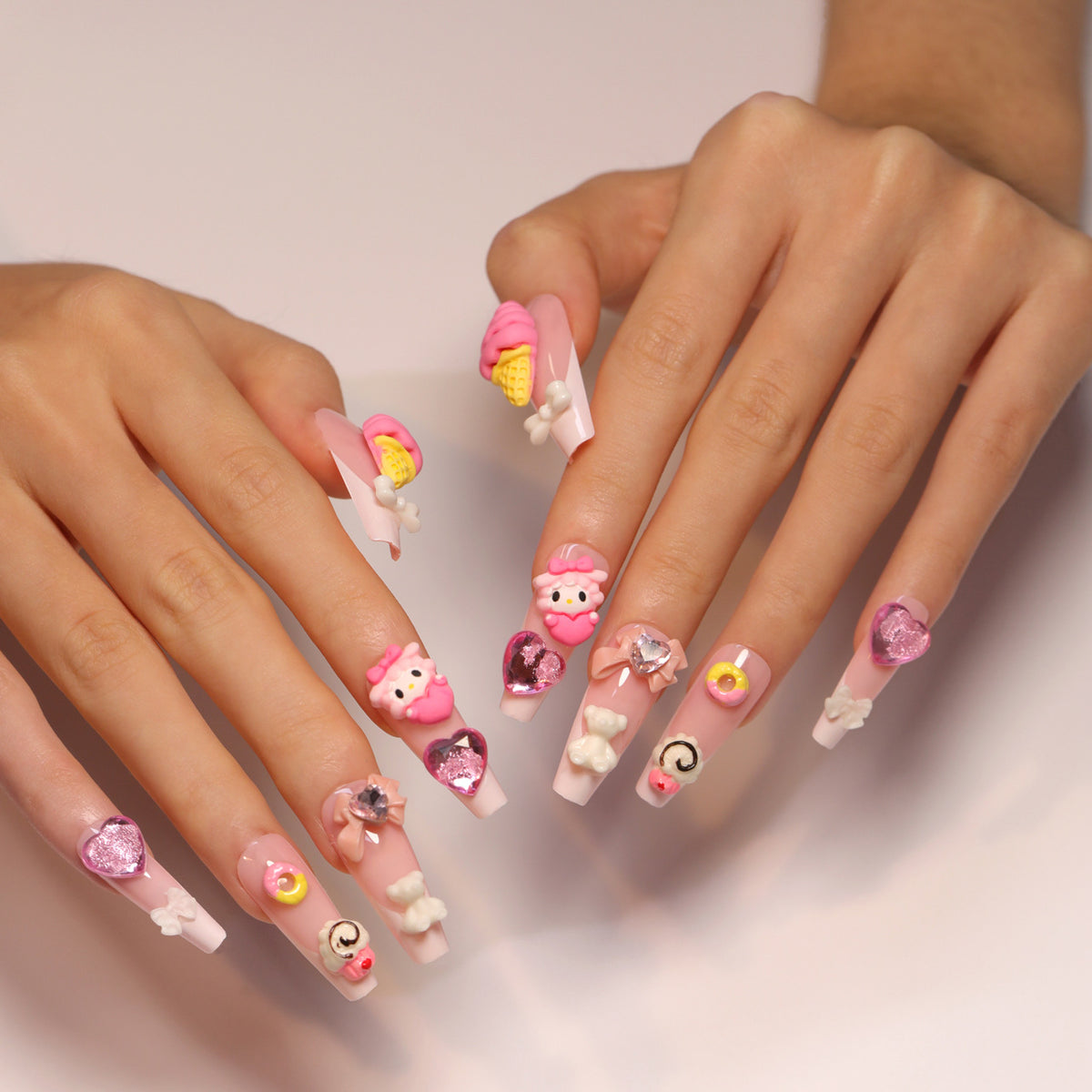 Kunstvolle Nagelverlängerungen mit 3D Dessert-Motiv Brehn