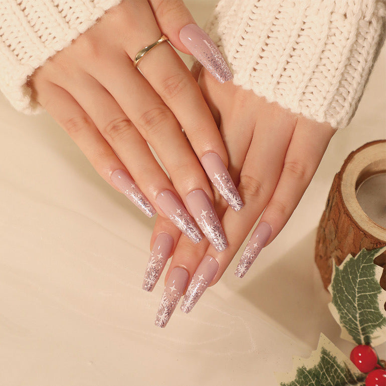 Kunstvolle Nagelkunst im Winterdesign mit Glitzer und Schneeflocken Brehn