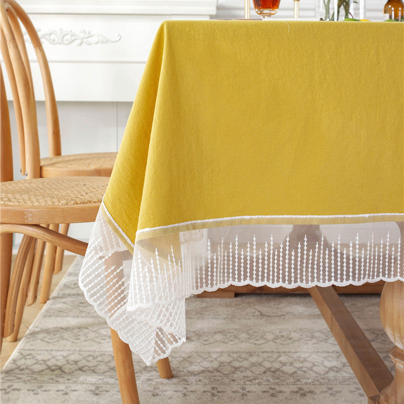 Elegante Tischdecke mit Spitzensaum