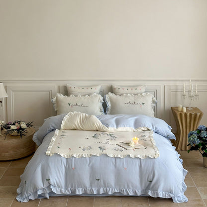 Baumwoll-Bettwäsche-Set im Landhausstil mit Rüschenkante und feiner Blumenstickerei Brehn