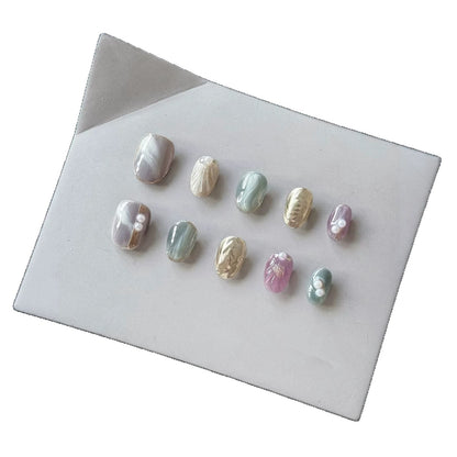 Künstlerisches Press-On-Nagelset mit natürlichen Marmor designs