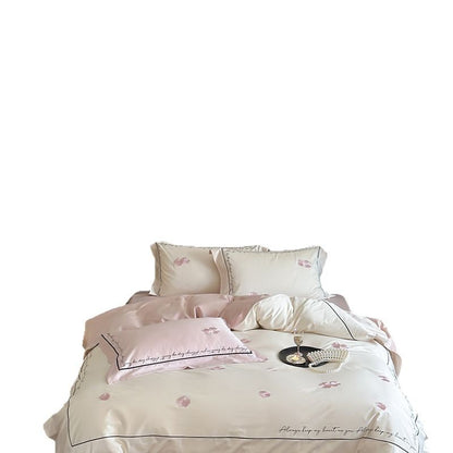 Umkehrbares Seidenglanz-Duvet-Cover-Set mit Blütenblatt-Print und Kissenbezügen mit Schriftkante