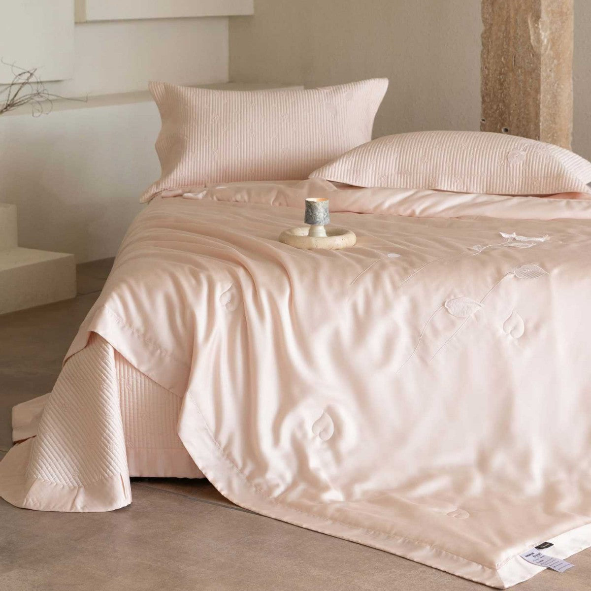 Luxuriöses Satin-Bettwäsche-Set mit bestickter Steppdecke und Kissenbezügen