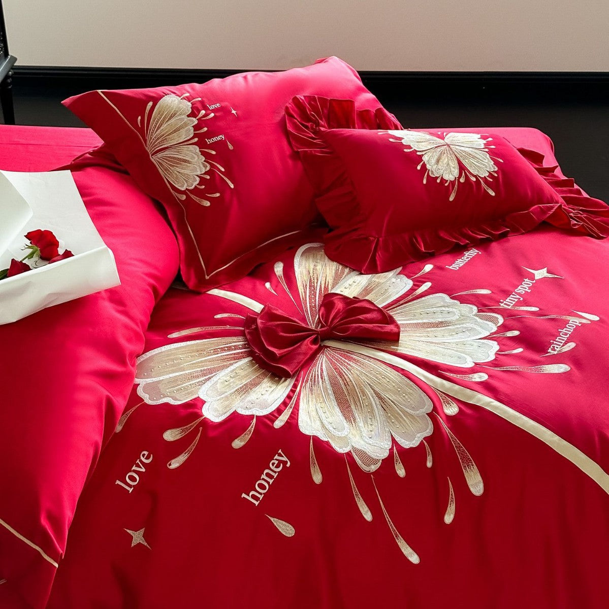 Luxuriöse Satin-Bettwäschegarnitur mit besticktem Schmetterlingsmotiv, Paspelierung und Zierband