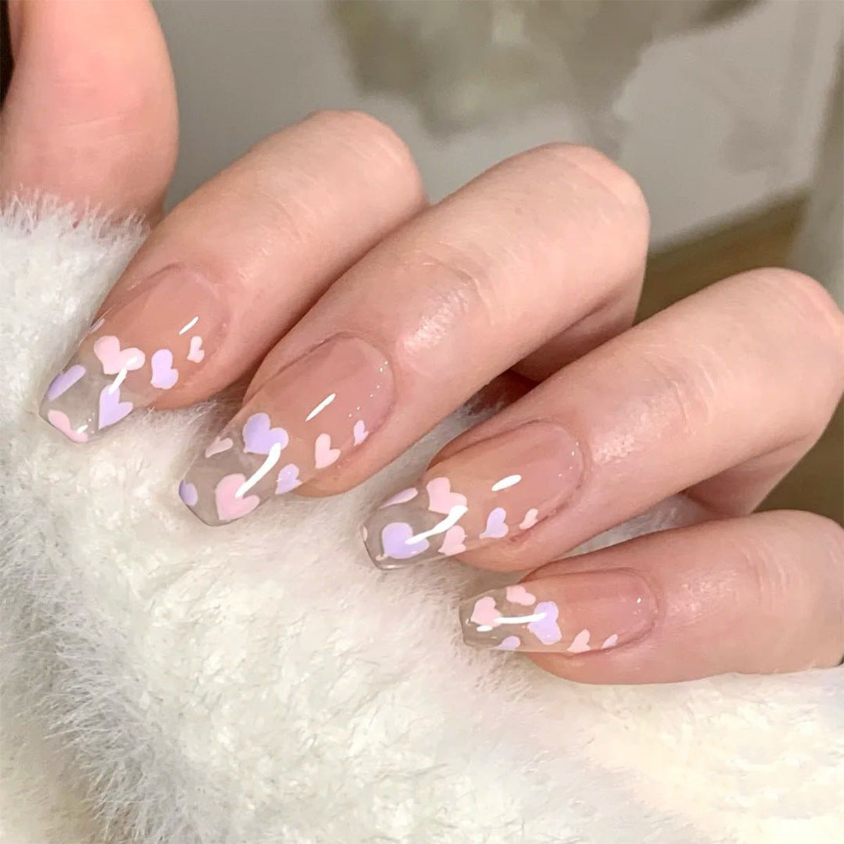 Kunstvolle Nagelkunst mit Herzmuster Brehn