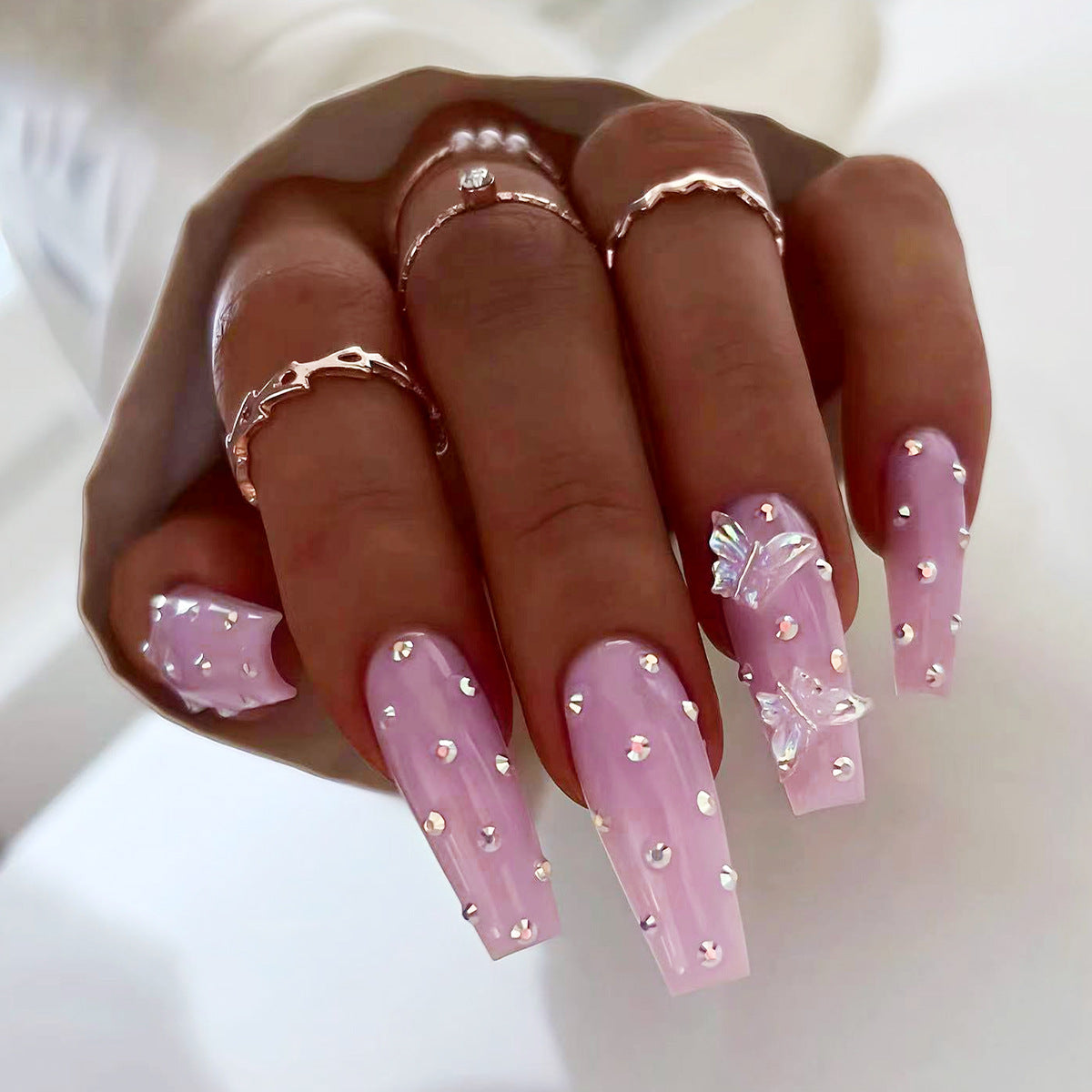 Kunstvolle Nagelverlängerungen mit Strass- und Schmetterlings-Verzierungen Brehn