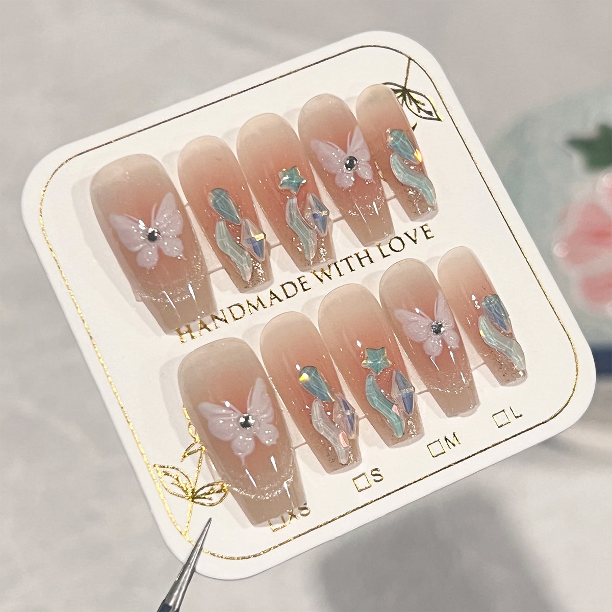 Kunstvolle Nagelverlängerungen mit zartem Blumendesign Brehn