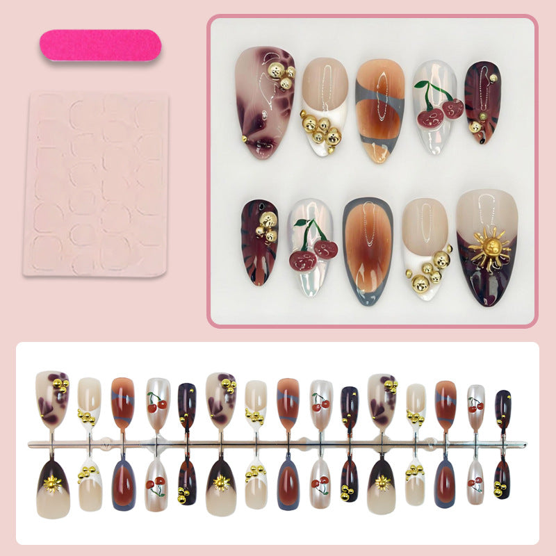 Kunstnagelset mit luxuriösen dekorativen Akzenten Brehn