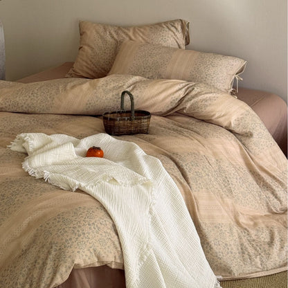 Gepolstertes Bettwäscheset aus Baumwoll-Jacquard mit feiner Floralsteppung und Bindebändern