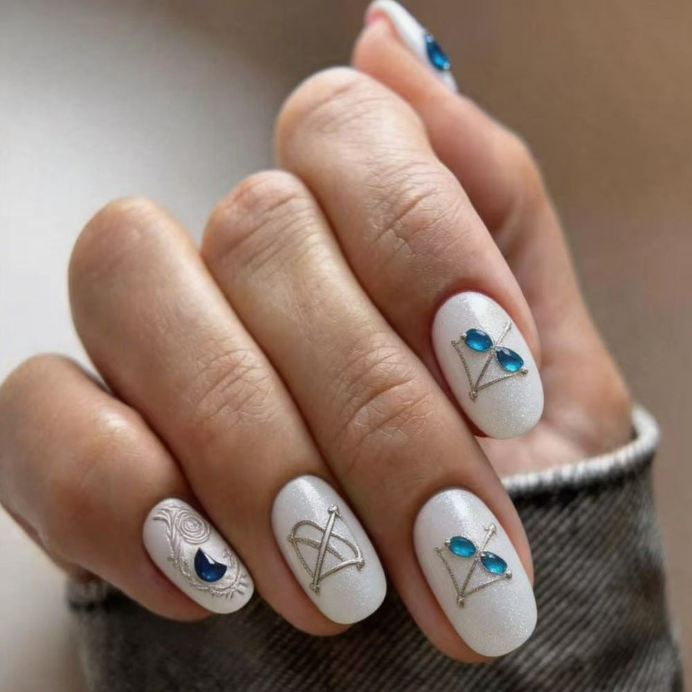 Kunstnägel mit Edlen Glitzerakzenten und Symbolmotiv Brehn