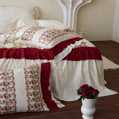 Patchwork-gestreiftes floral gesteppte Bettbezug-Set mit Rüschen Saum & Umschlagkissenbezüge